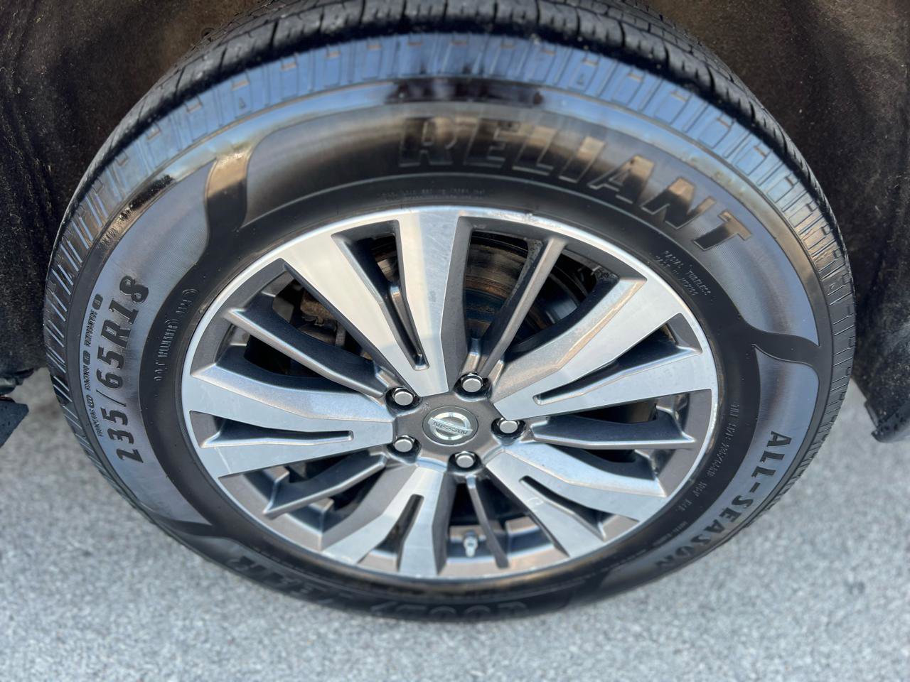 Used 2017 Nissan Pathfinder SV image 4