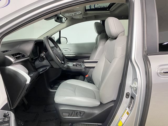 Certified 2025 Toyota Sienna XLE FWD image 12