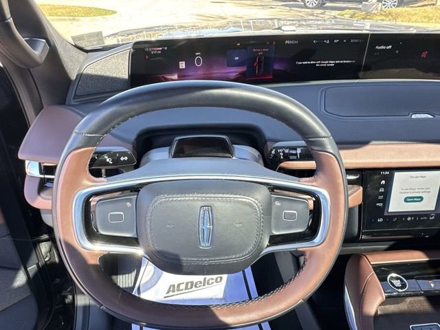 Used 2025 Lincoln Navigator Reserve image 12