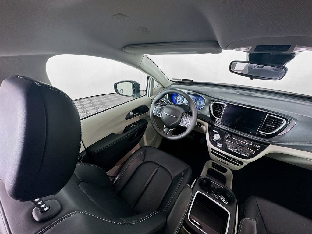Used 2024 Chrysler Pacifica Touring-L AWD/4WD image 9