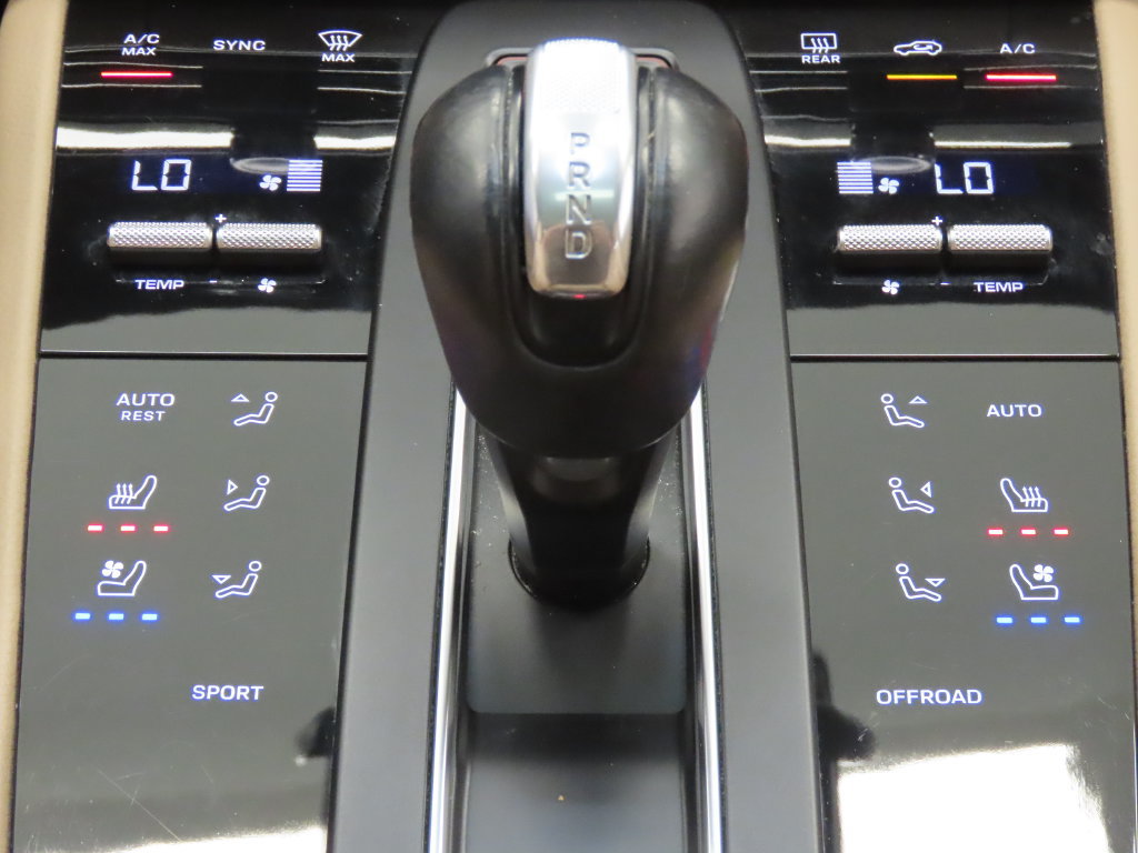 Certified 2023 Porsche Macan AWD/4WD image 26