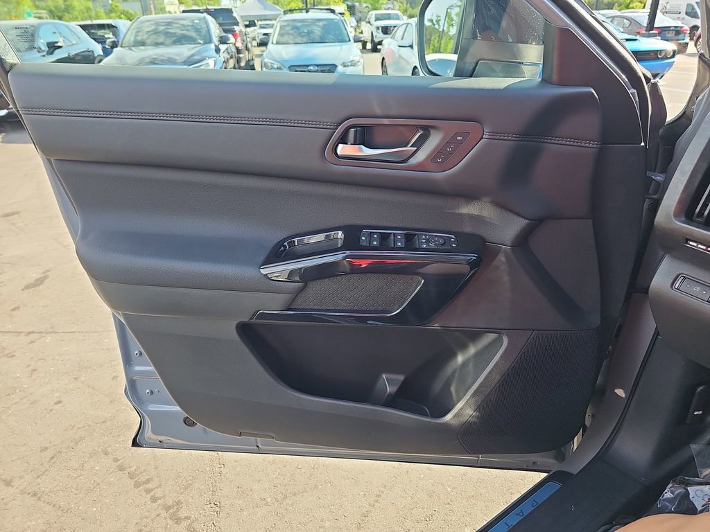 New 2026 Nissan Pathfinder Platinum FWD image 32