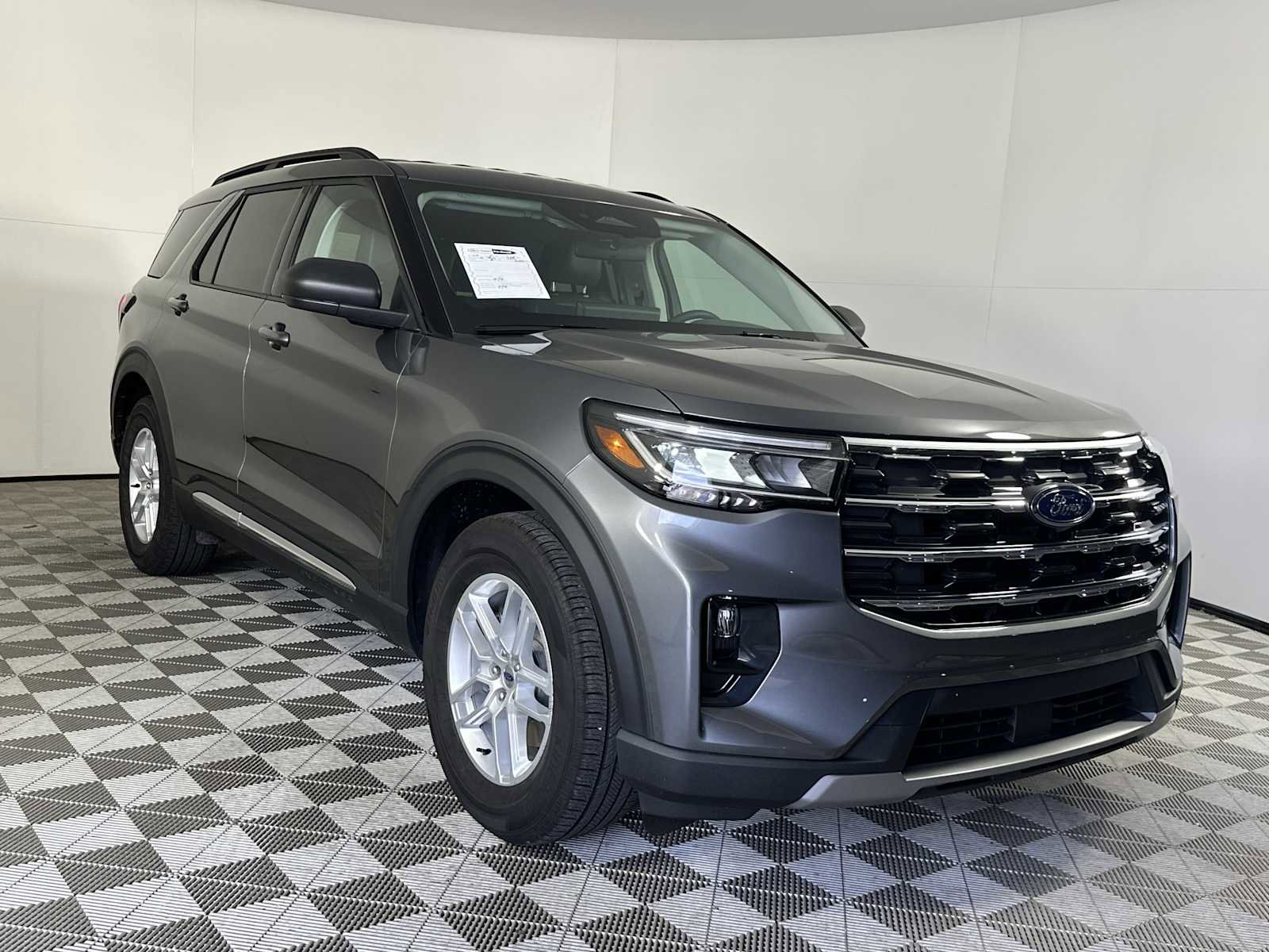 Used 2025 Ford Explorer Active w/ Active Comfort Package RWD image 2