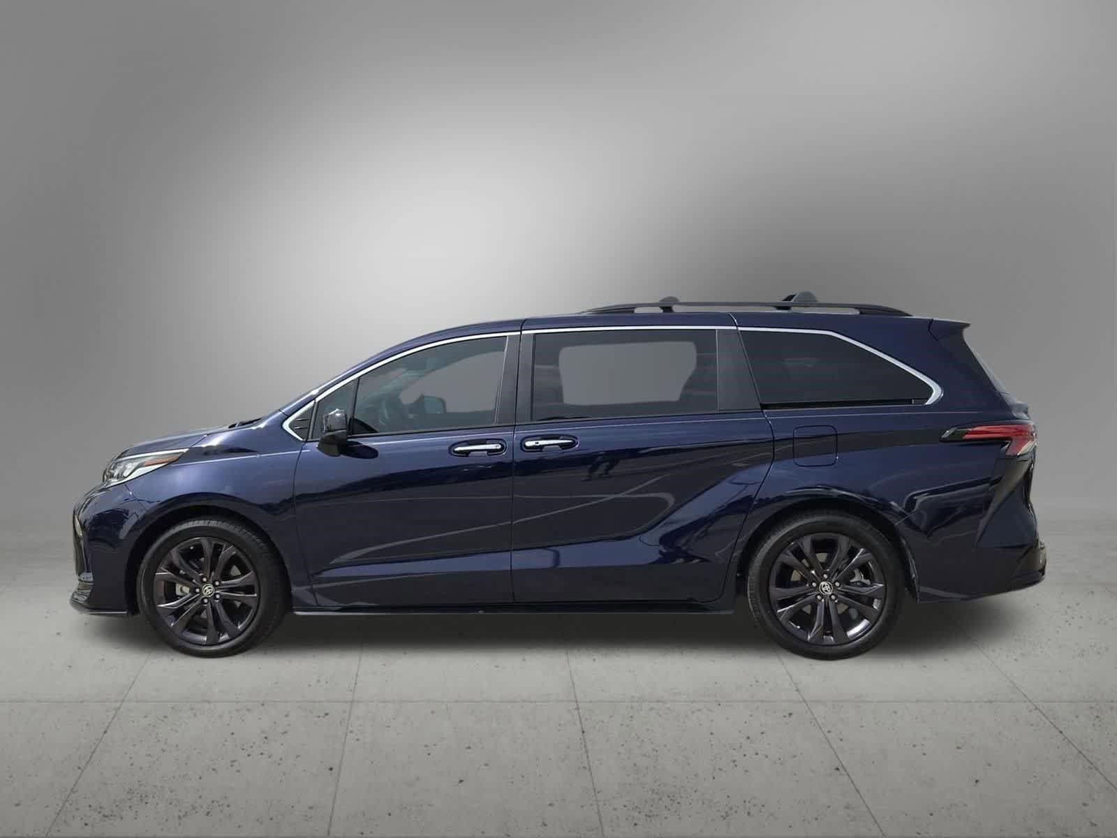 Used 2022 Toyota Sienna XSE FWD image 3