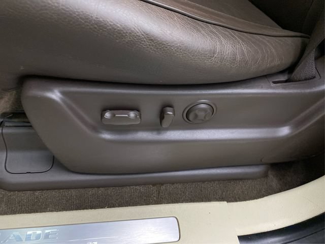 Used 2012 Cadillac Escalade ESV Platinum AWD/4WD image 25