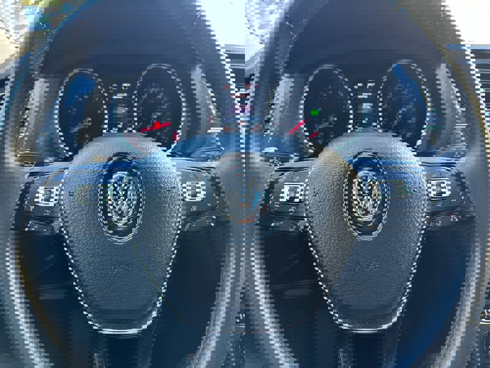 Used 2020 Volkswagen Tiguan SE w/ Panoramic Sunroof Package image 24