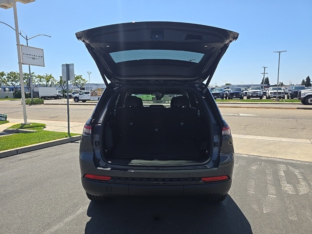 New 2025 Jeep Grand Cherokee Altitude image 15