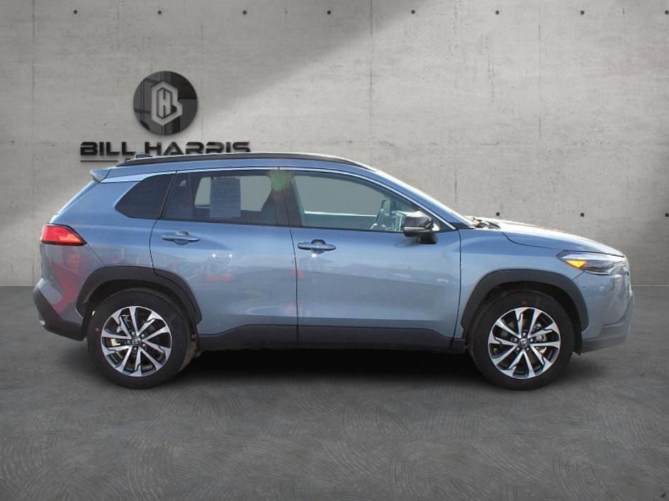 Used 2025 Toyota Corolla Cross XLE image 5