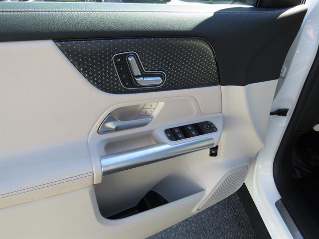 Used 2025 Mercedes-Benz GLA 250 4MATIC image 9