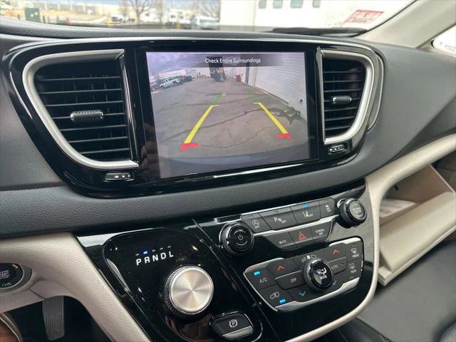 Certified 2023 Chrysler Pacifica Touring-L image 19