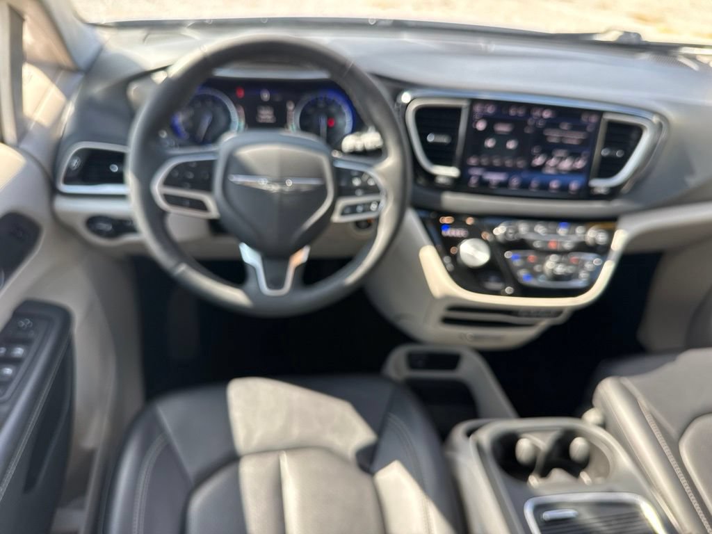 Used 2024 Chrysler Pacifica Touring-L FWD image 5