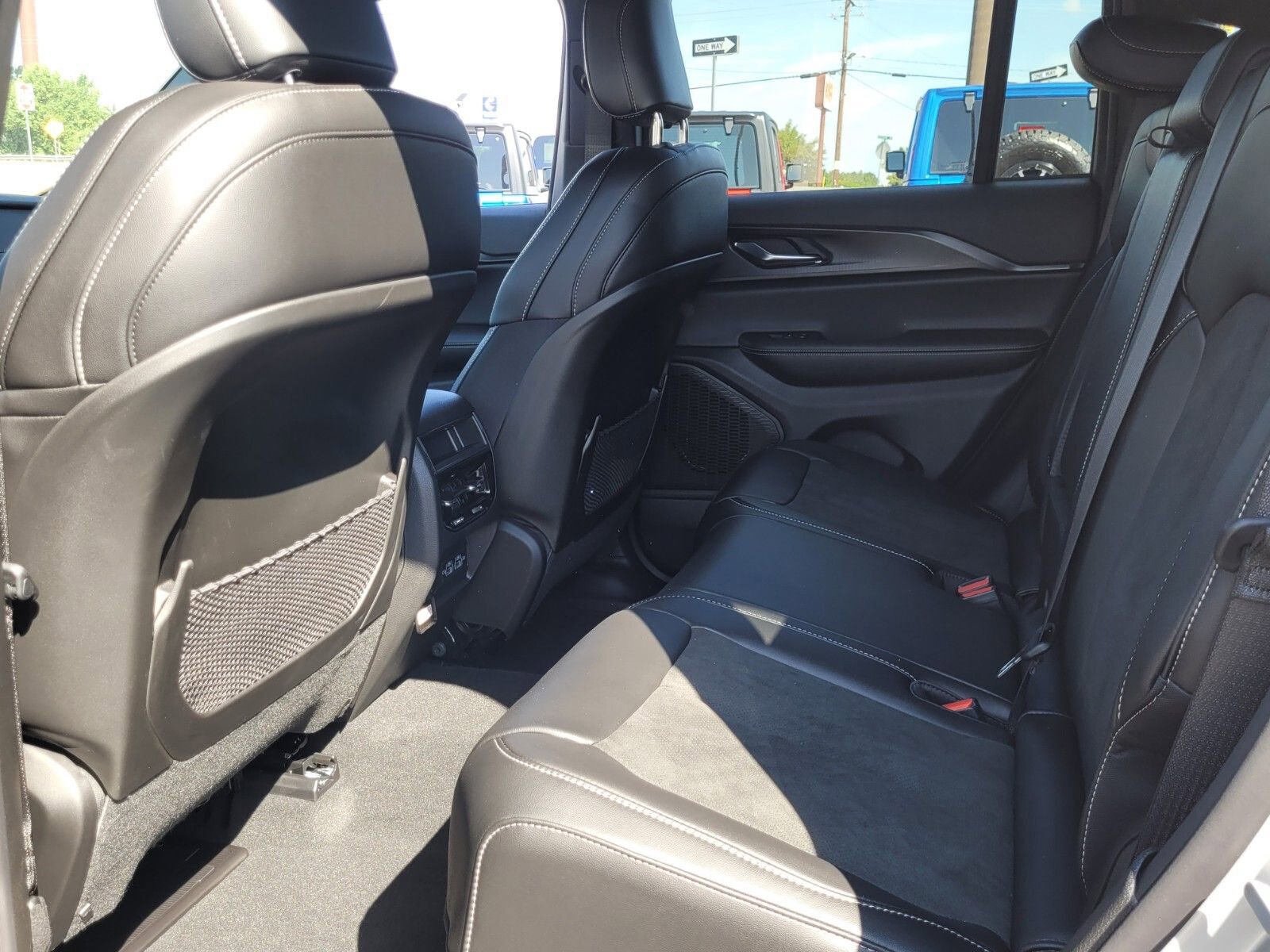 New 2025 Jeep Grand Cherokee Altitude image 4