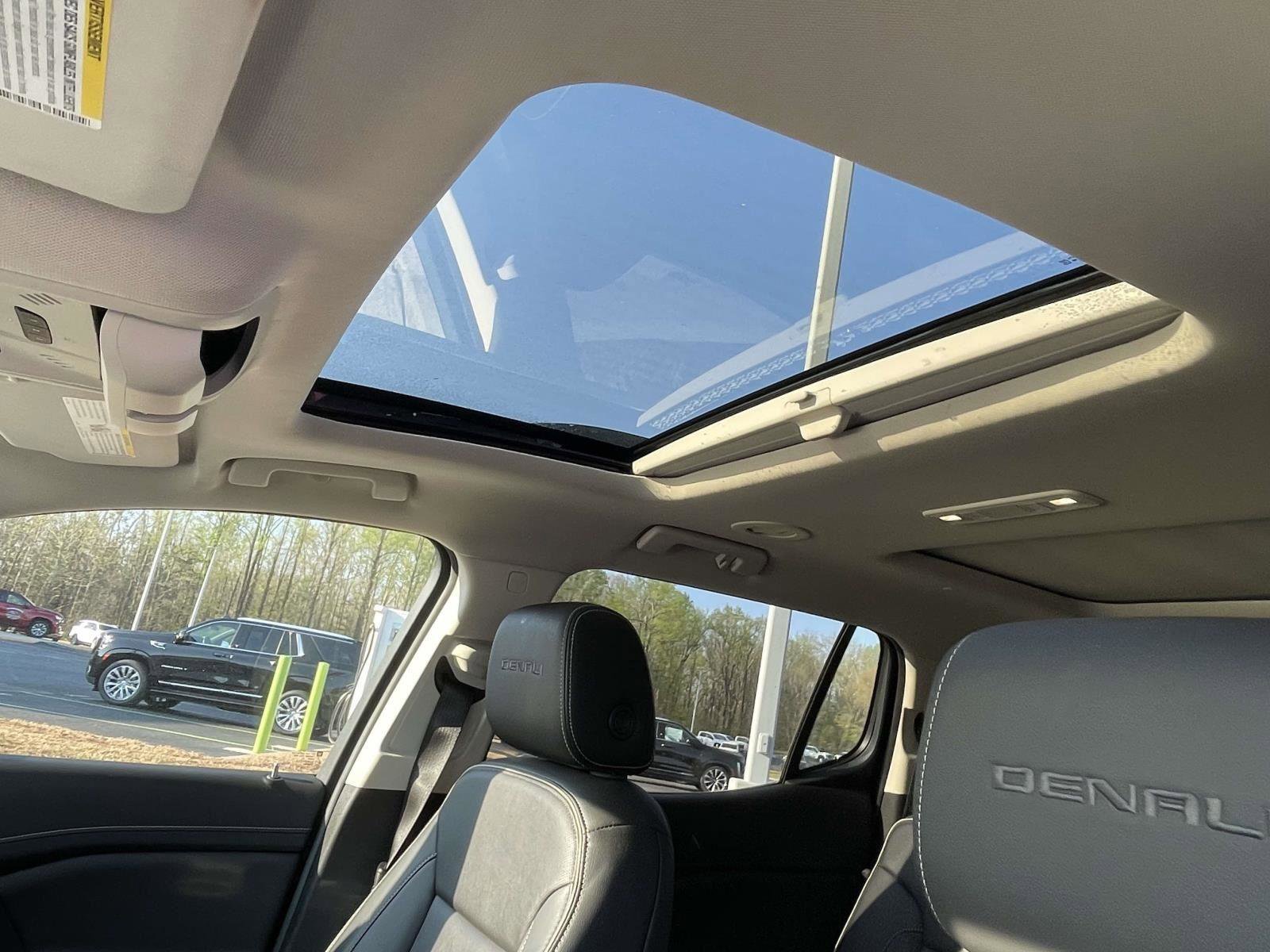 Used 2023 GMC Acadia Denali w/ Denali Technology Package image 8