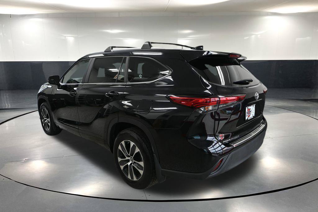 Used 2023 Toyota Highlander XLE AWD/4WD image 6