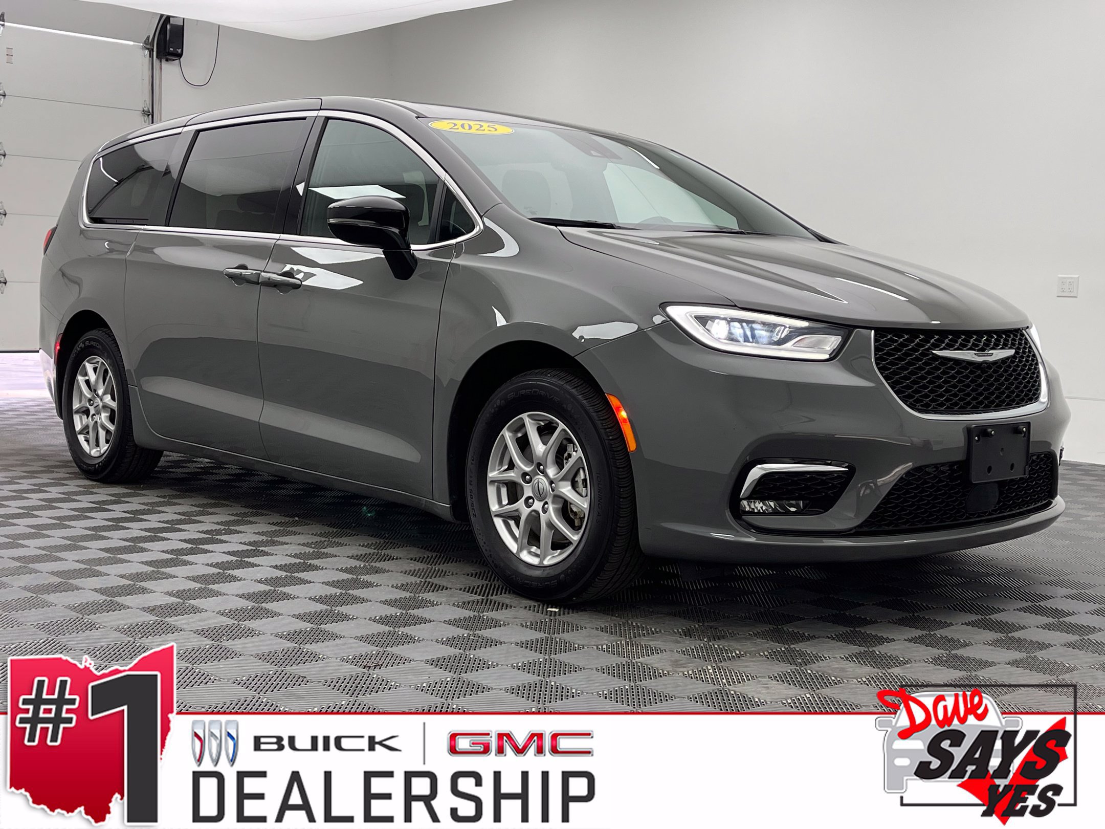 Used 2025 Chrysler Pacifica Select FWD image 1
