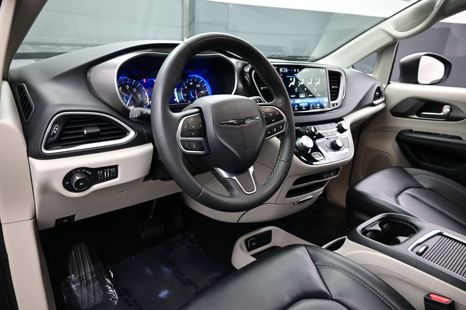 Used 2023 Chrysler Pacifica Touring-L FWD image 16