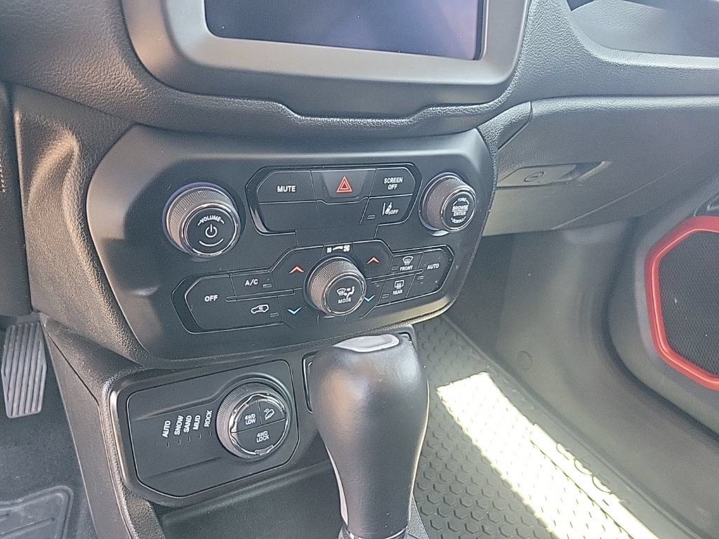 Used 2023 Jeep Renegade Trailhawk AWD/4WD image 27
