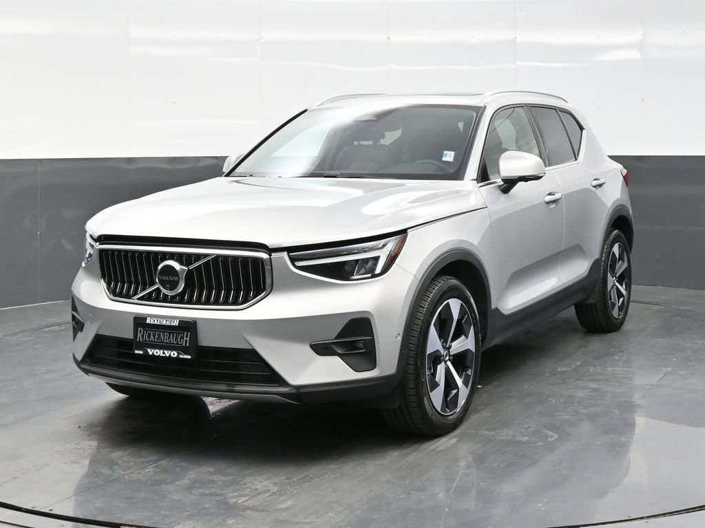 Used 2025 Volvo XC40 B5 Plus image 2