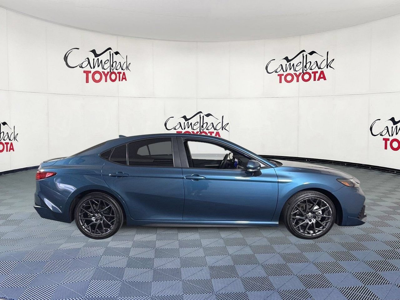 Used 2025 Toyota Camry XSE FWD image 9