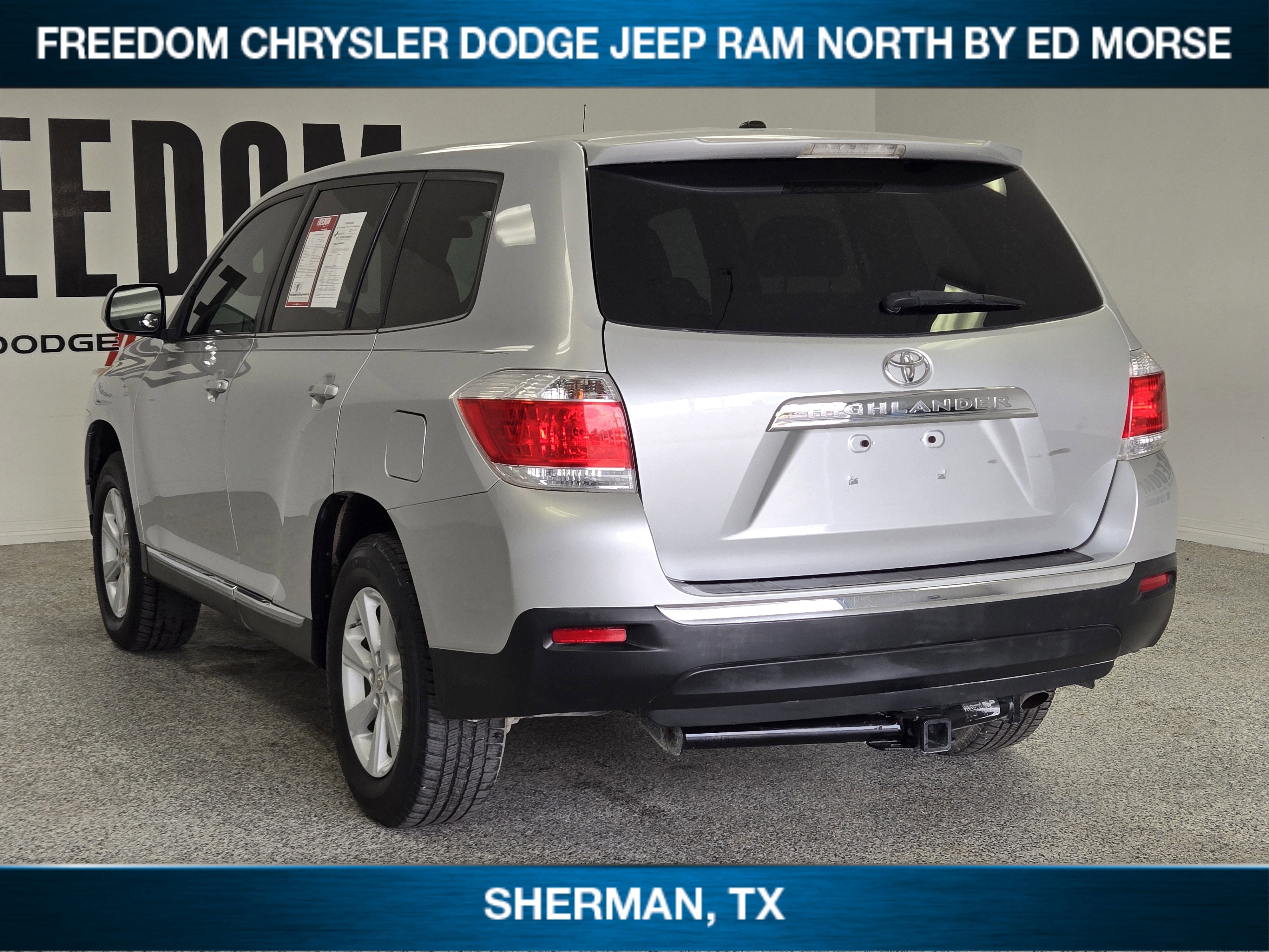 Used 2012 Toyota Highlander FWD w/ Tow Pkg image 4