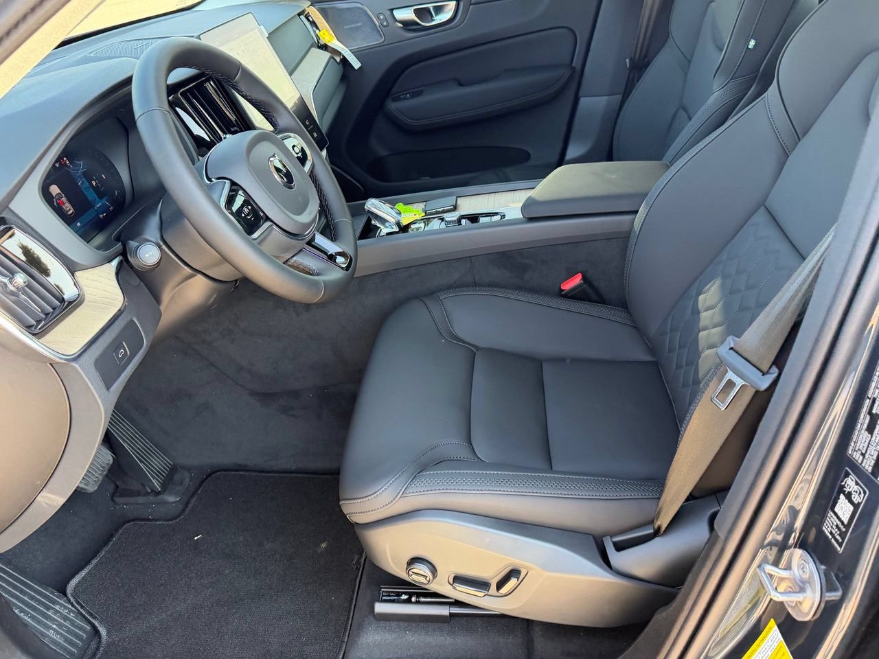 New 2027 Volvo XC60 B5 Plus AWD/4WD image 16