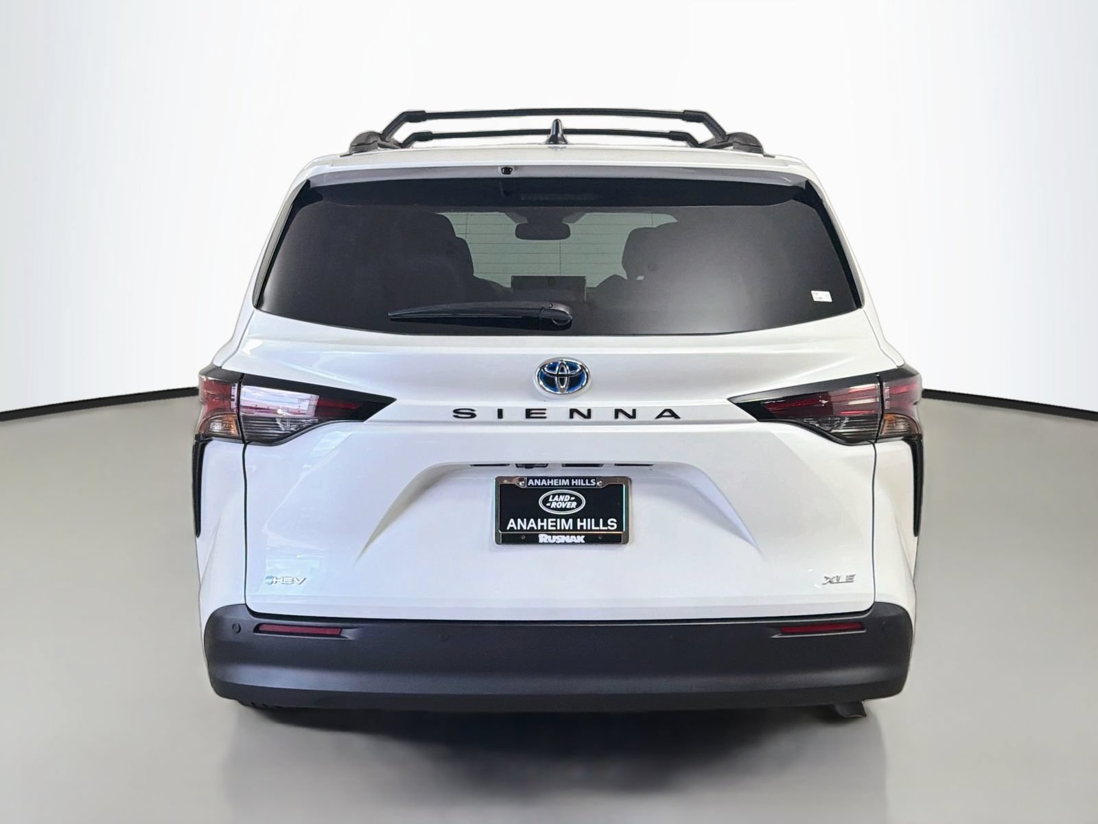 Used 2025 Toyota Sienna XLE w/ XLE Plus Package FWD image 4