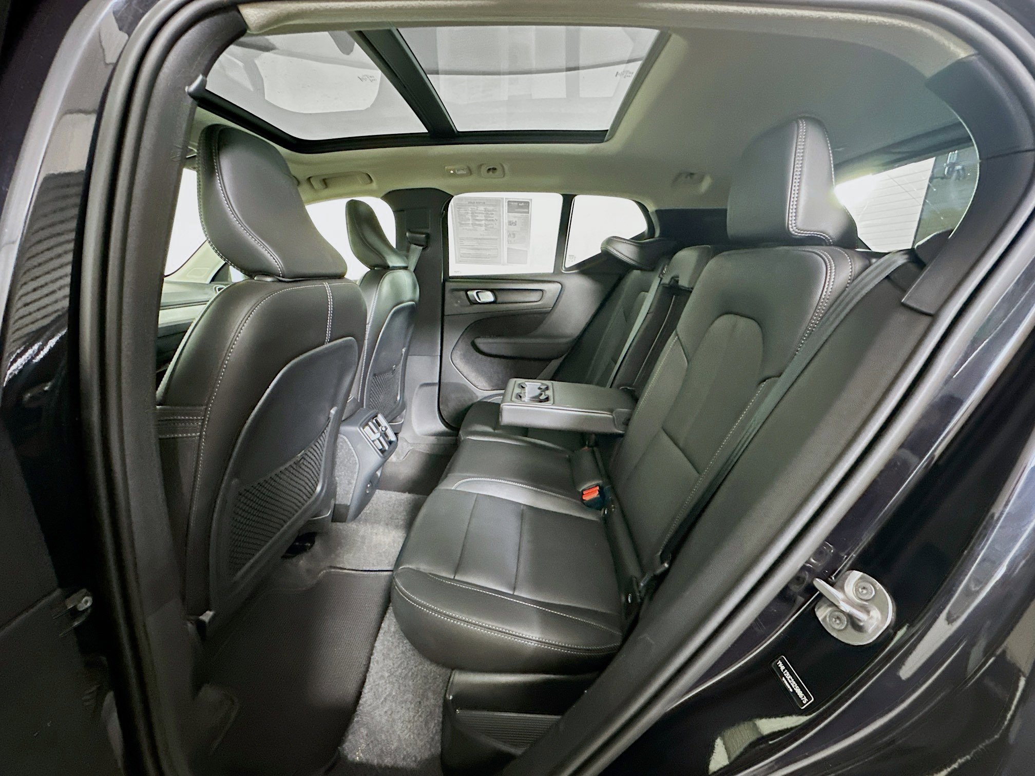 Used 2025 Volvo XC40 B5 Plus image 28