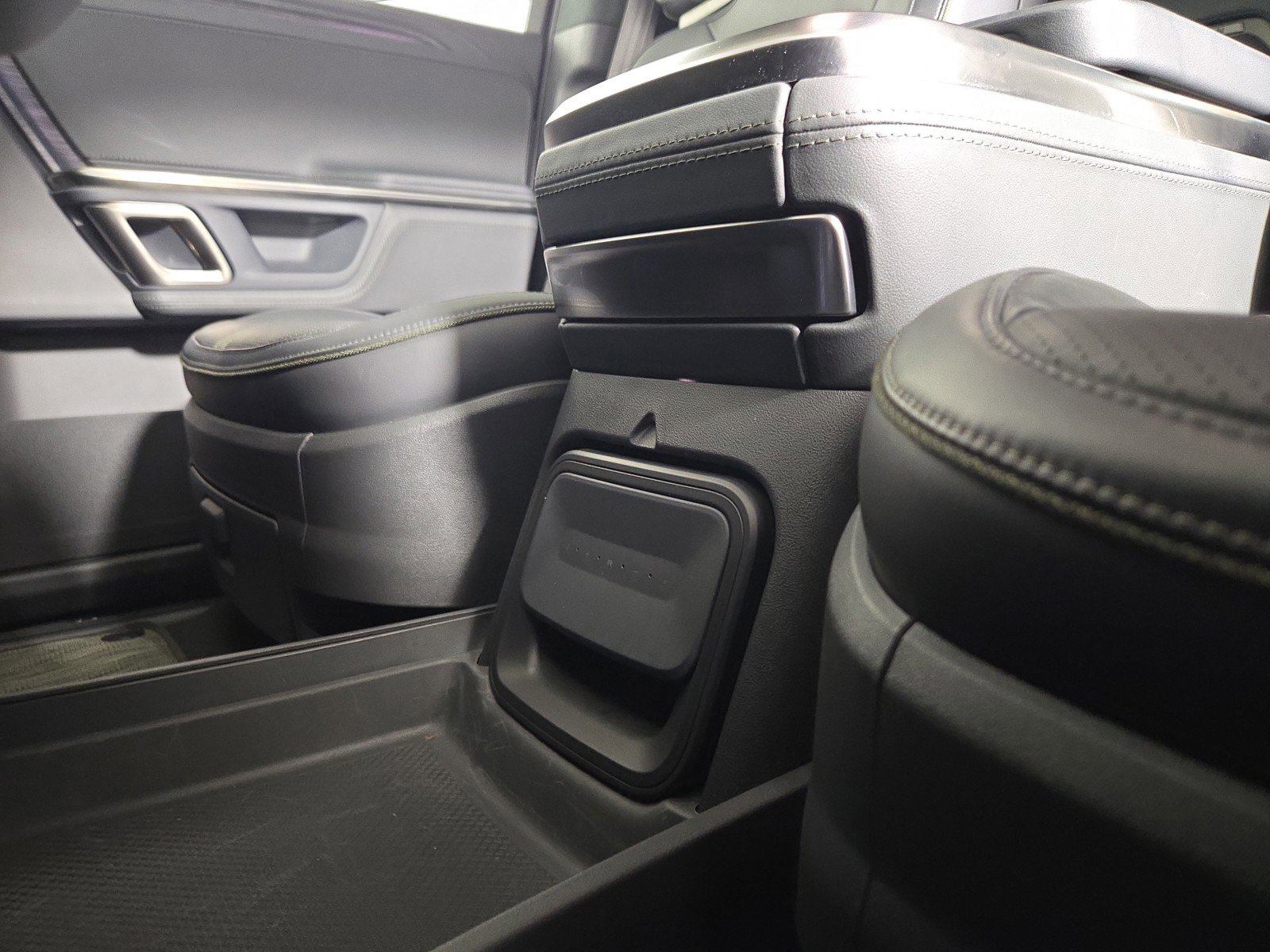 Used 2024 Rivian R1S Adventure AWD/4WD image 33