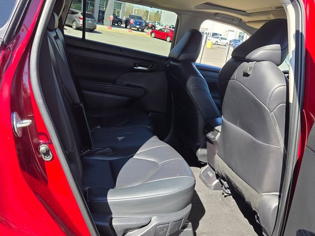 Used 2023 Toyota Highlander XLE image 14