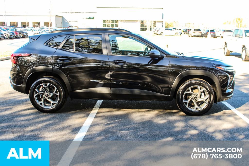 Used 2025 Chevrolet Trax LT w/ LT Convenience Package image 9