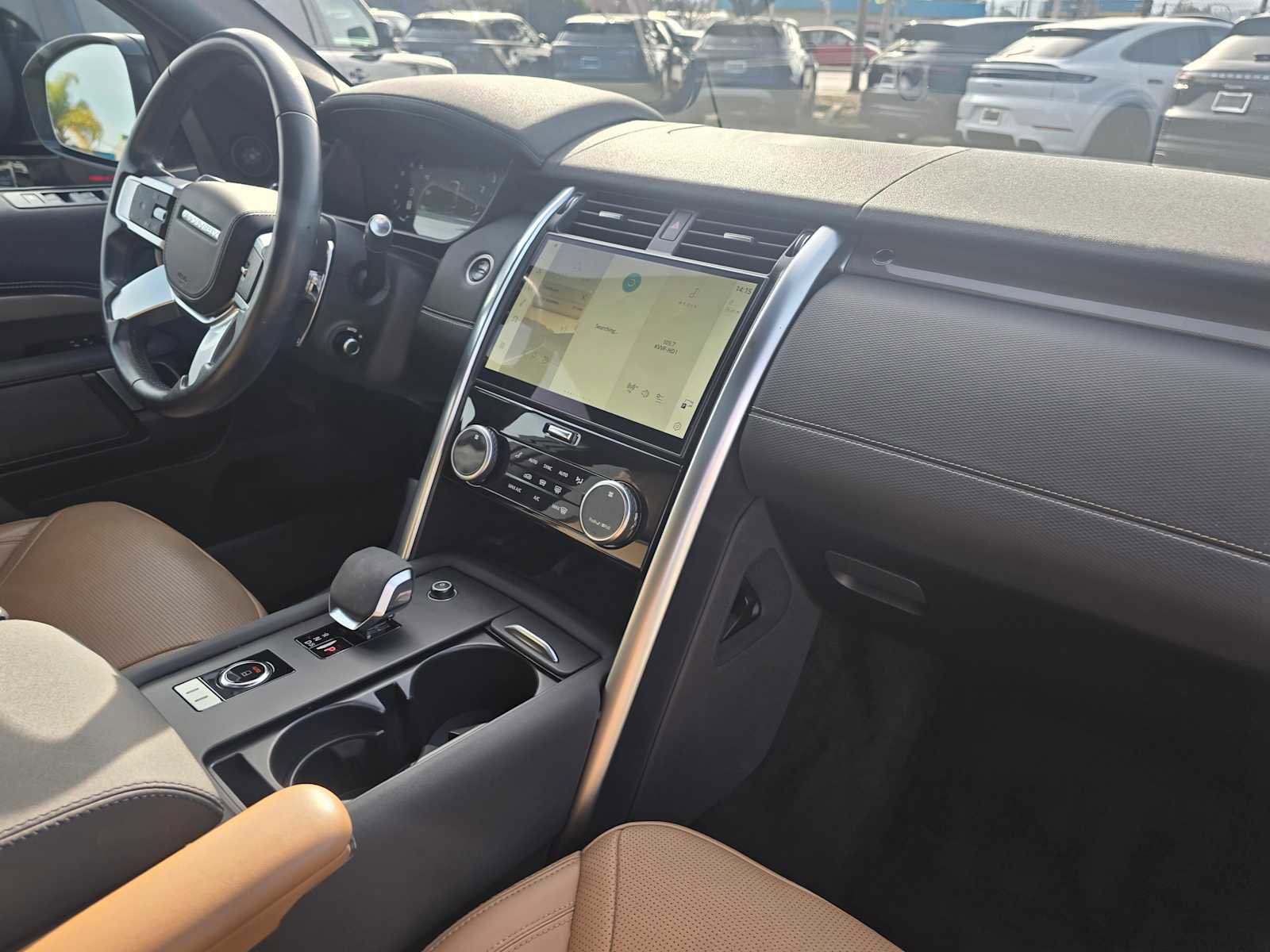 Used 2023 Land Rover Discovery Metropolitan Edition image 12