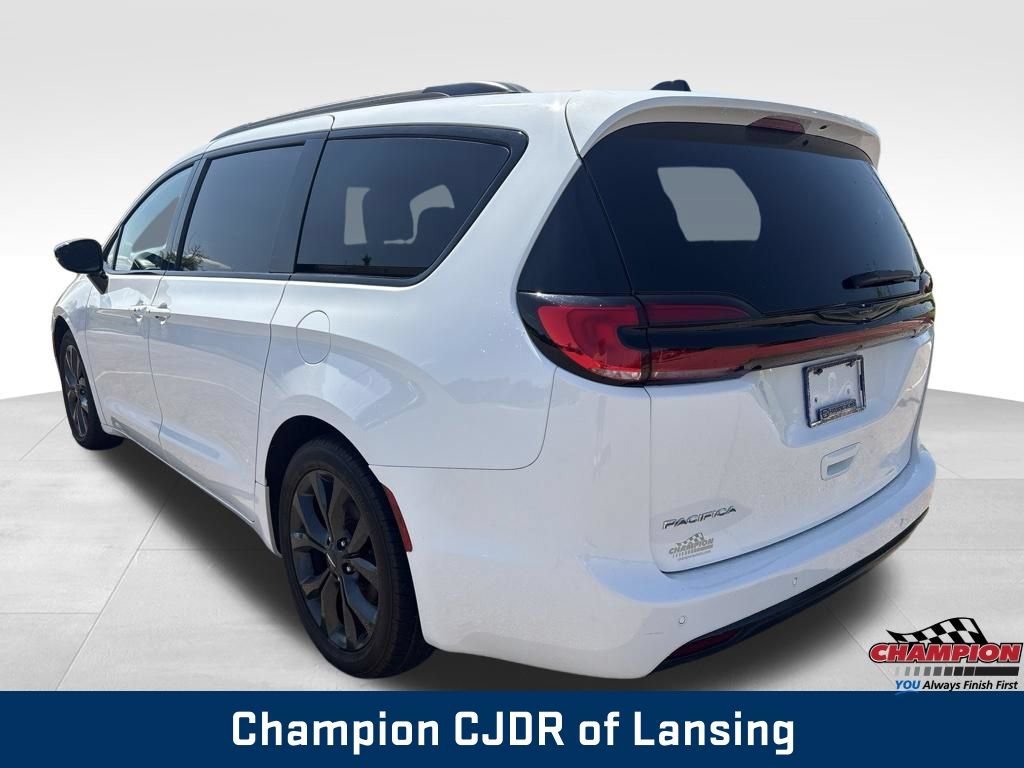 Used 2025 Chrysler Pacifica Limited FWD image 5