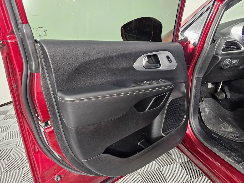 Used 2021 Chrysler Pacifica Touring-L w/ Uconnect Theater Family Group AWD/4WD image 18