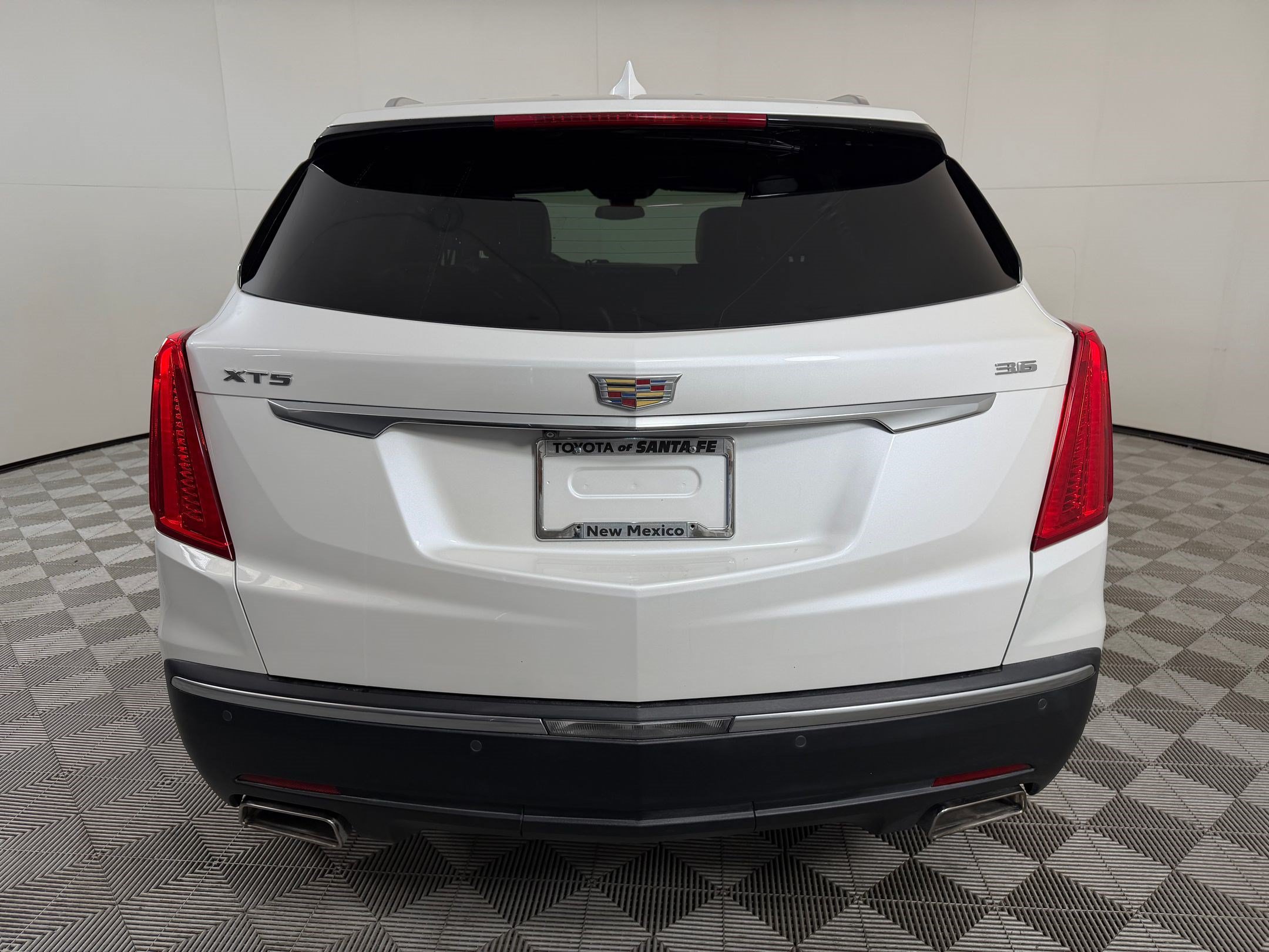 Used 2017 Cadillac XT5 Premium Luxury w/ Driver Assist Package FWD image 9