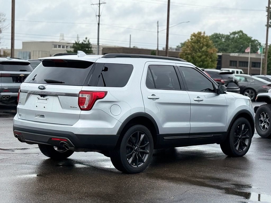 Used 2017 Ford Explorer XLT w/ Equipment Group 202A AWD/4WD image 31