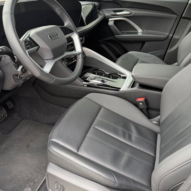 Used 2025 Audi Q5 Premium w/ Convenience Package image 12