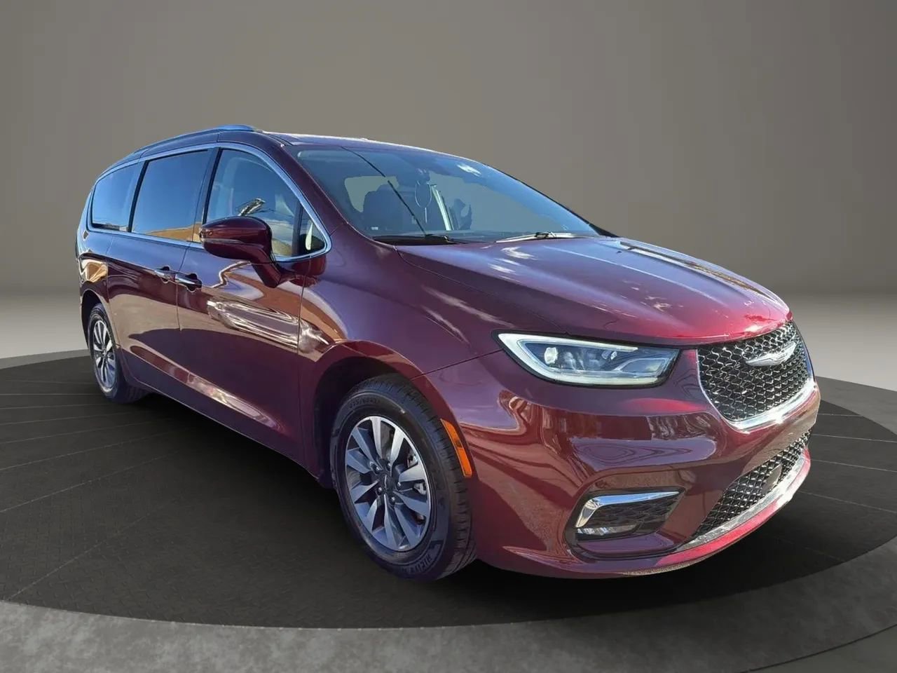 Used 2021 Chrysler Pacifica Touring-L image 3