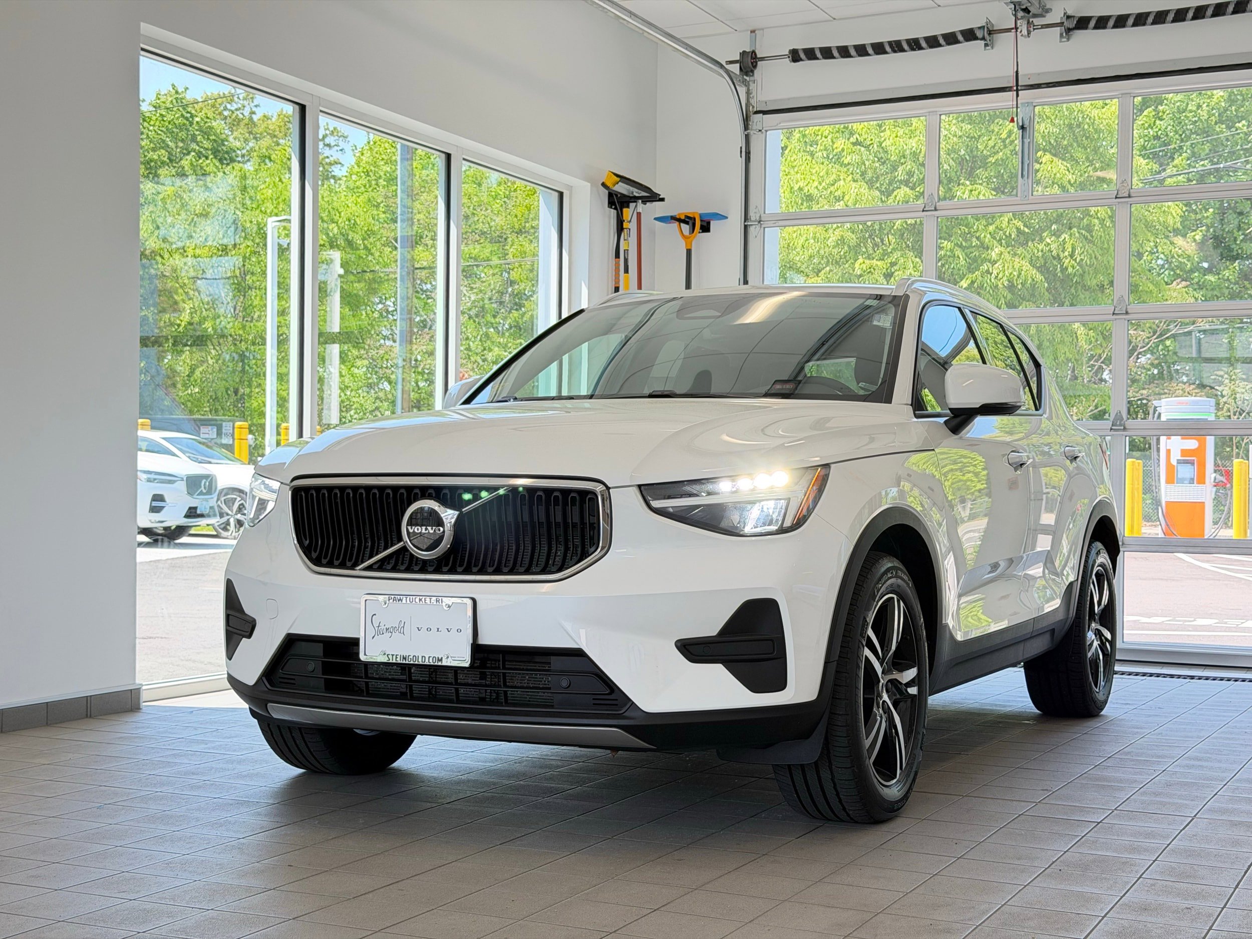 Certified 2023 Volvo XC40 B5 Core w/ Convenience Package AWD/4WD image 2