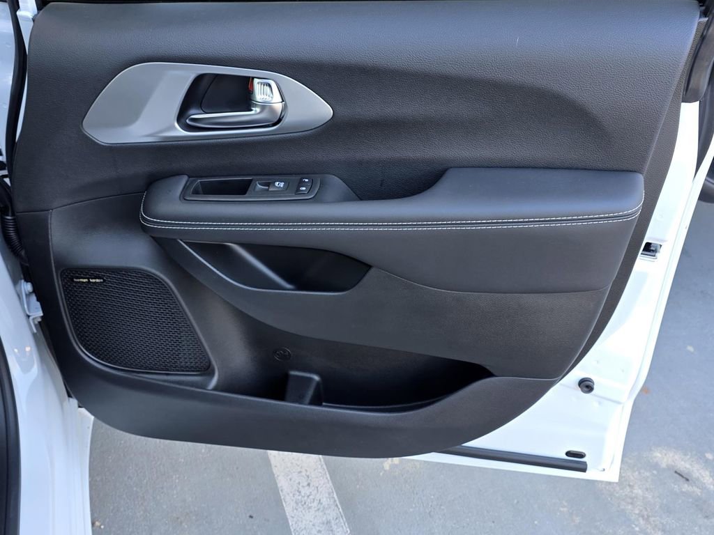 New 2026 Chrysler Pacifica Limited w/ Uconnect Theater Family Group image 44