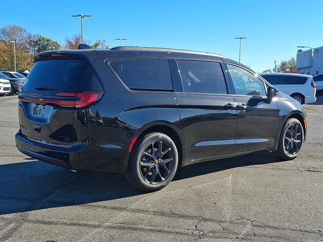 New 2026 Chrysler Pacifica Limited w/ S Appearance Package image 4