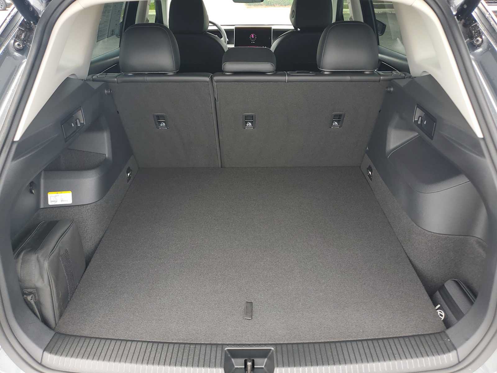 Used 2025 Volkswagen Tiguan SE FWD image 19