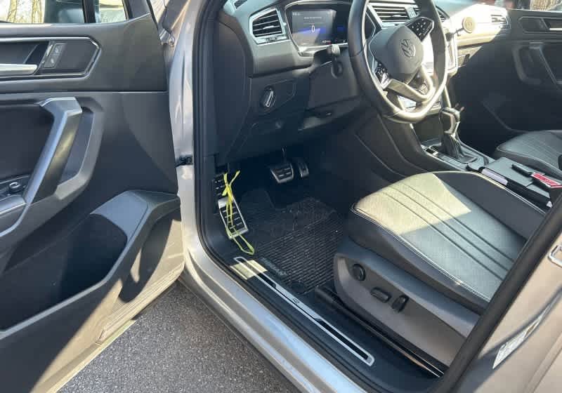 Used 2023 Volkswagen Tiguan SE R-Line image 5