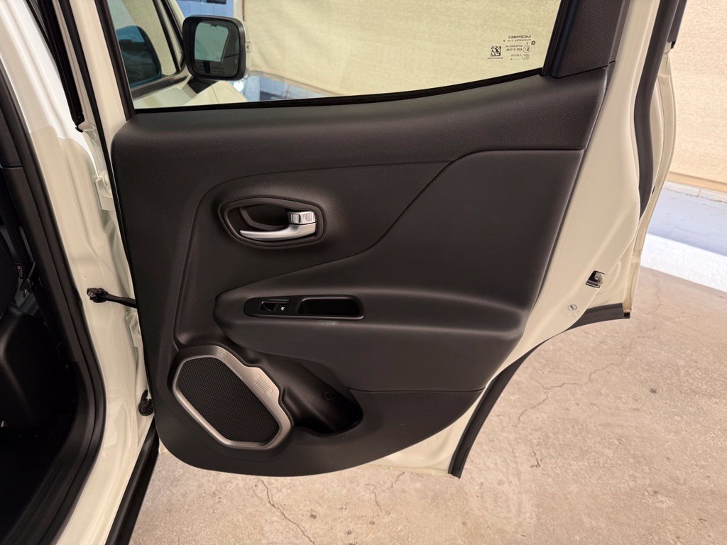 Used 2018 Jeep Renegade Limited w/ UConnect 8.4 Nav Group AWD/4WD image 18