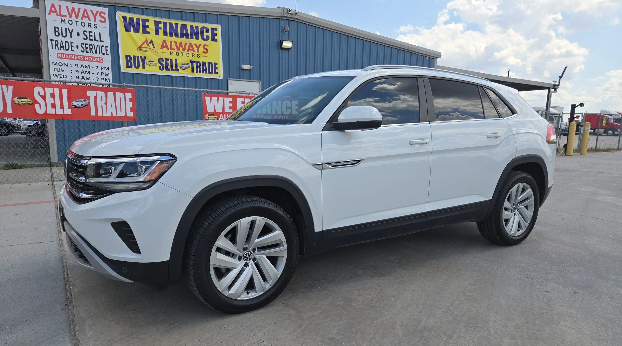 Used 2021 Volkswagen Atlas Cross Sport SE w/ Panoramic Sunroof Package image 2