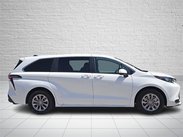 Used 2024 Toyota Sienna LE image 5