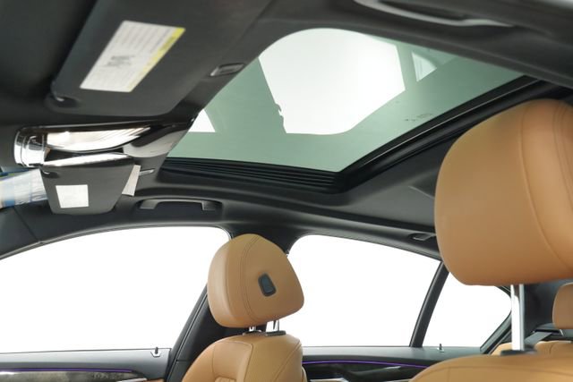 Used 2023 BMW 540i w/ Convenience Package image 32