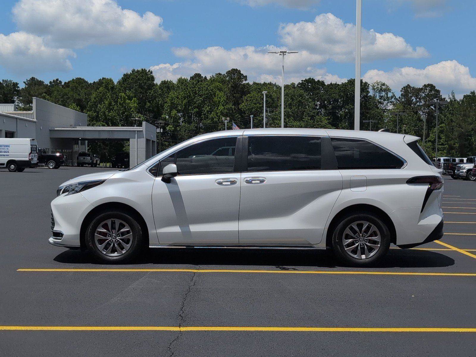 Used 2024 Toyota Sienna XLE FWD image 2