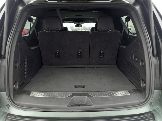 Used 2023 Chevrolet Suburban Premier image 11