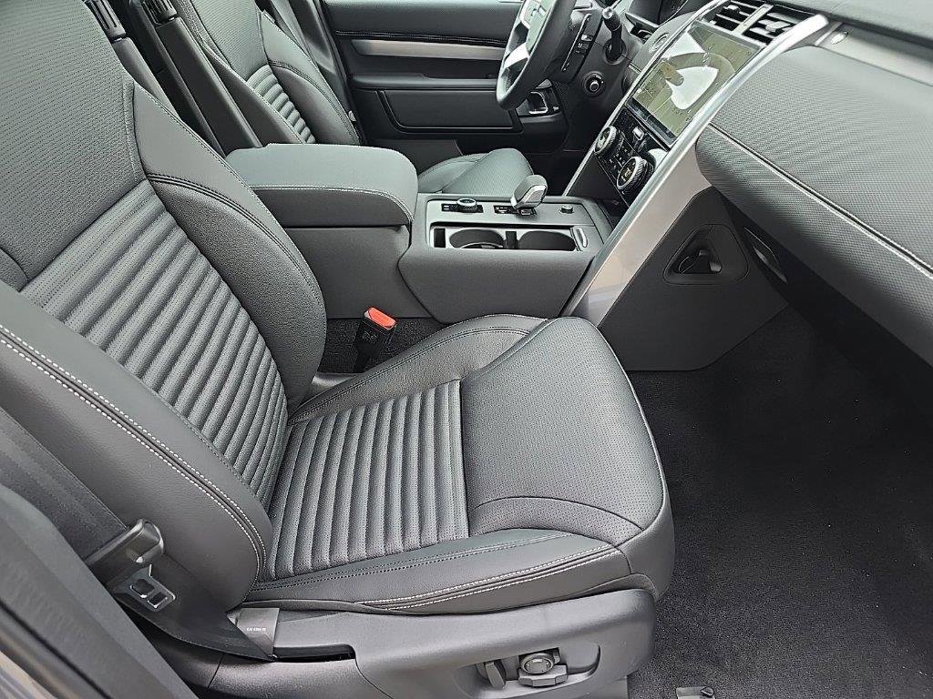 Used 2025 Land Rover Discovery Dynamic SE image 7