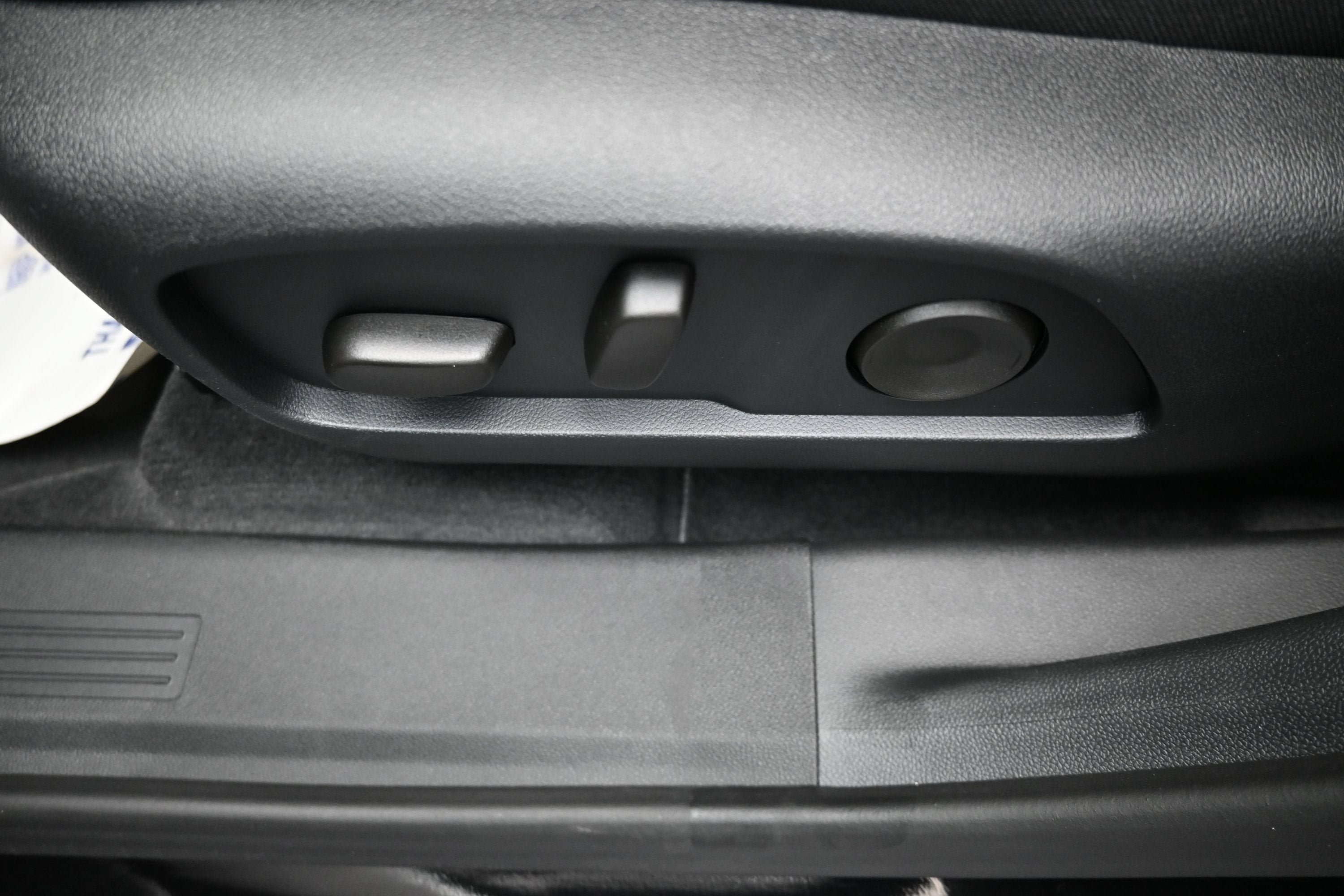 New 2027 Chevrolet Equinox LT w/ Convenience Package II FWD image 11